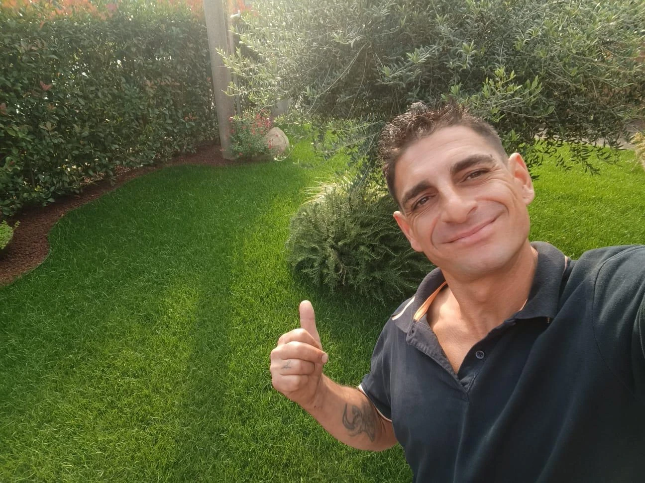 Carmine Mazza nel giardino di un cliente
