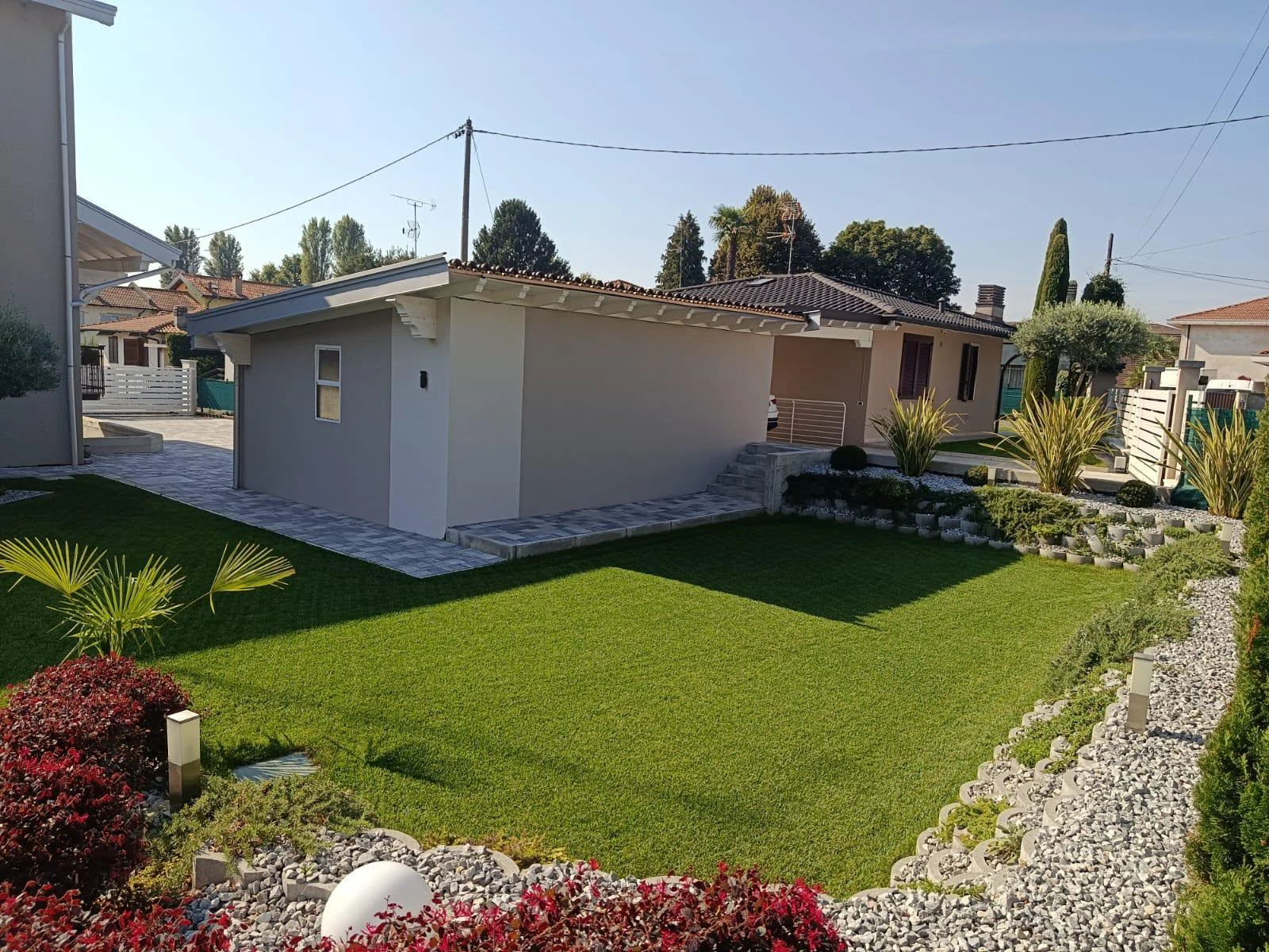 Vista di un giardino residenziale realizzato da MC Giardini