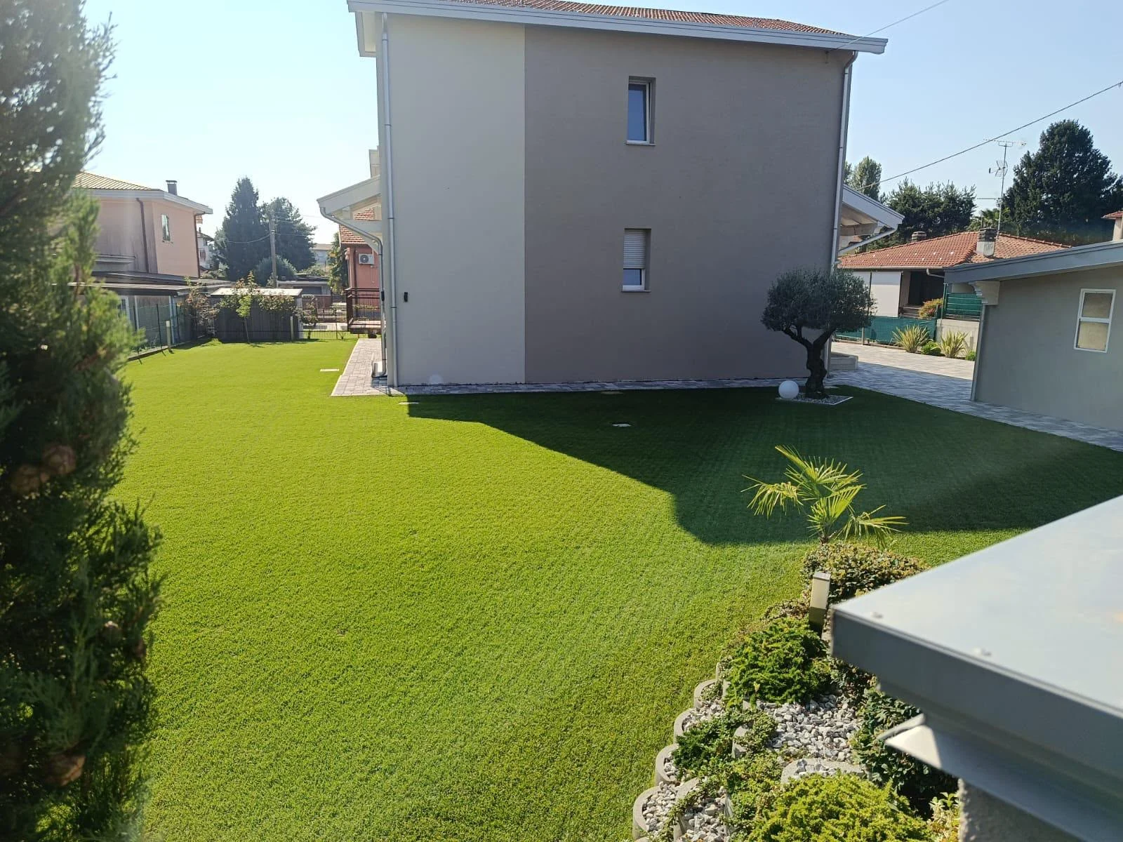 Ampia superficie verde accanto a una villetta