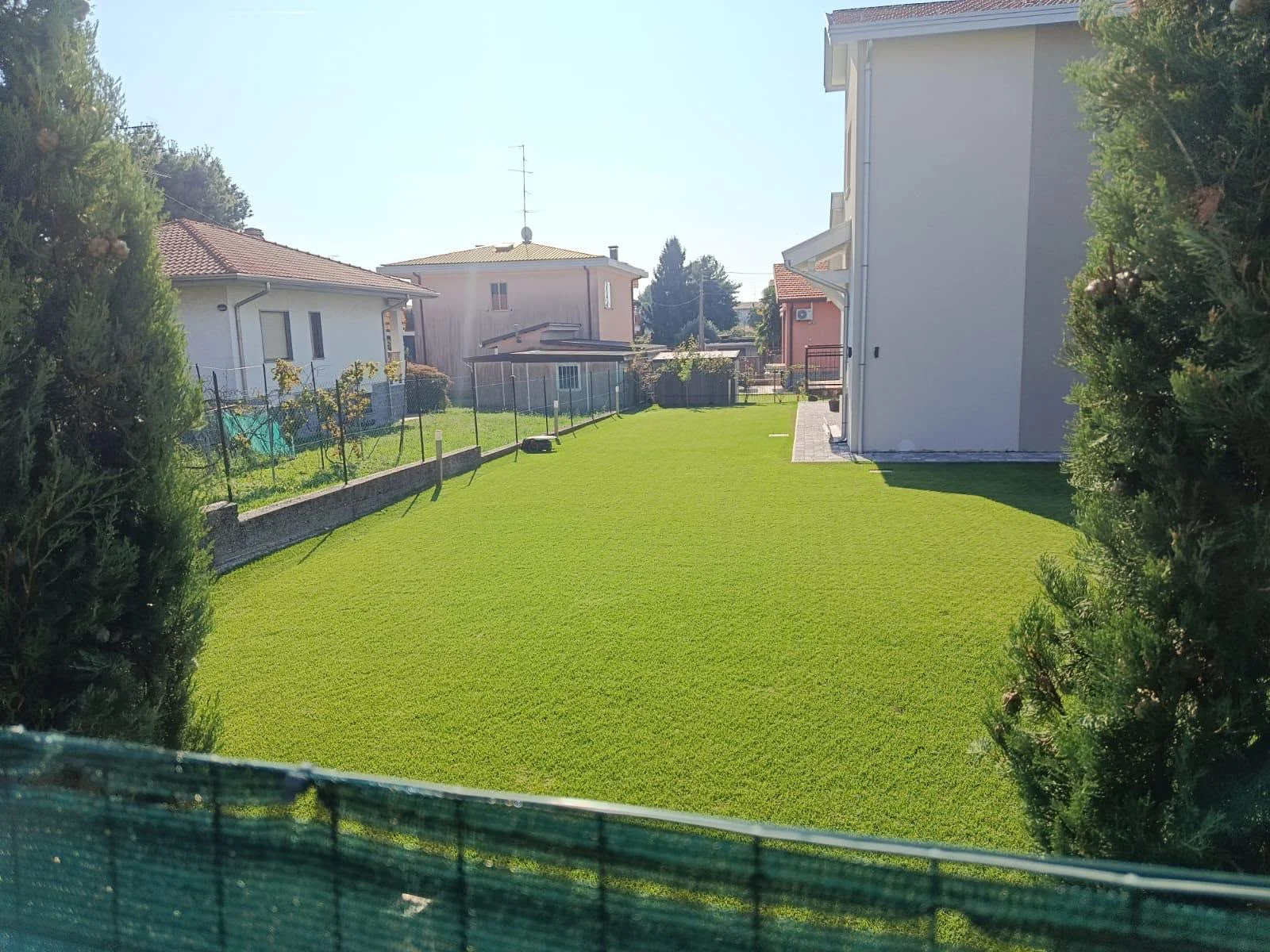 Giardino residenziale ordinato visto da una balconata