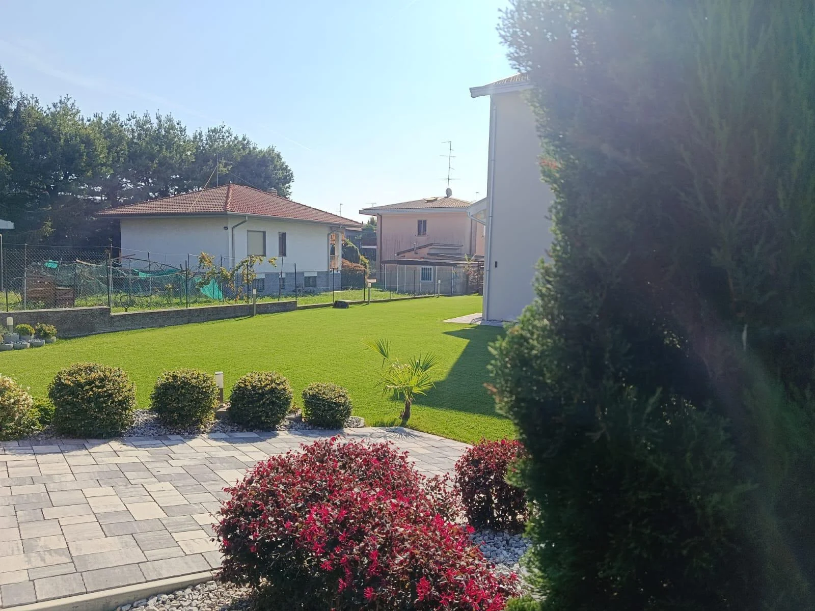 Giardino ampio con prato e piante ornamentali